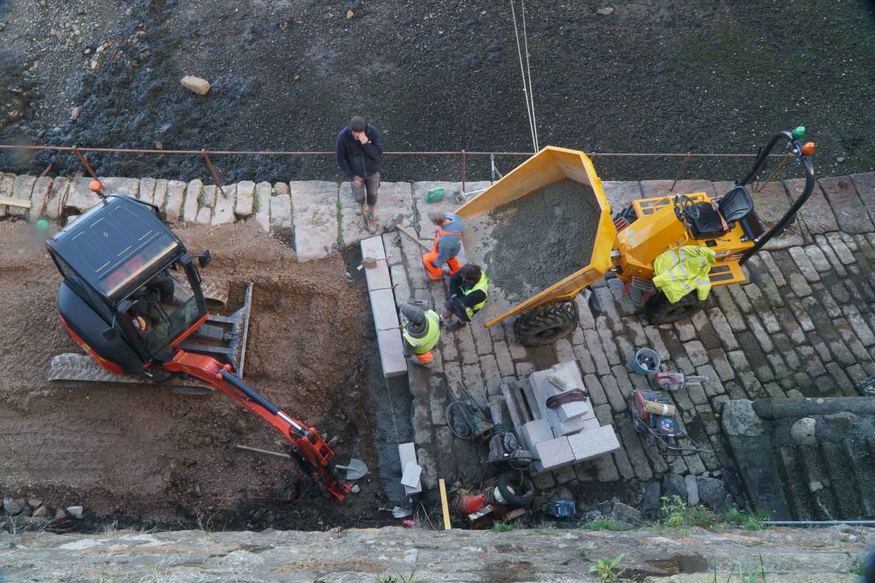 Laying the first stone sett